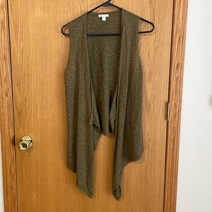 Open sweater vest with tapered sides